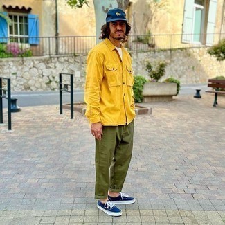 Comment porter une chemise à manches longues moutarde quand il fait chaud