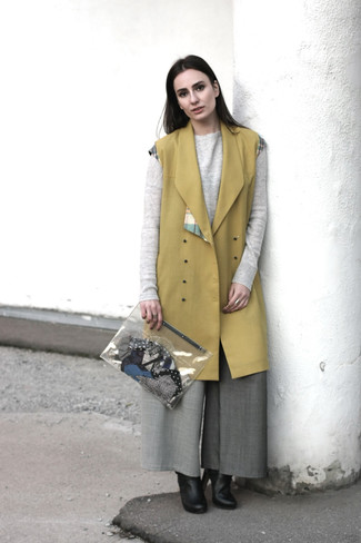 Un pantalon large à porter avec un manteau sans manches moutarde