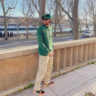 Comment porter des baskets basses en daim moutarde
