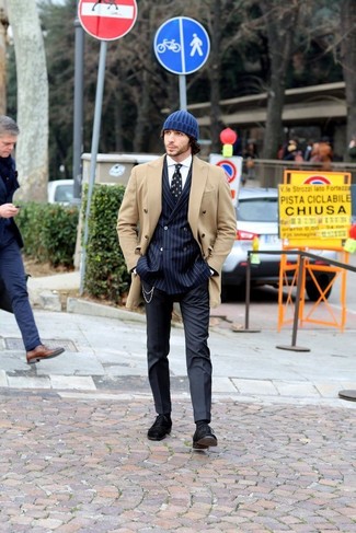 Comment porter un blazer à rayures verticales bleu et rouge quand il fait froid