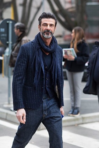 Comment porter un blazer à rayures verticales bleu et rouge
