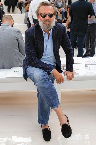 Comment porter un blazer à rayures verticales bleu et rouge