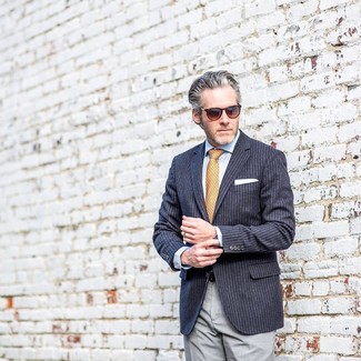 Comment porter un blazer à rayures verticales bleu et rouge