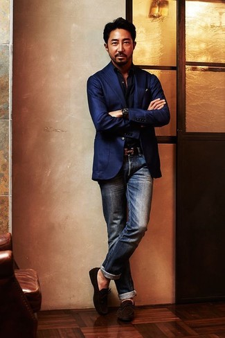 Comment porter un blazer à rayures verticales bleu et rouge