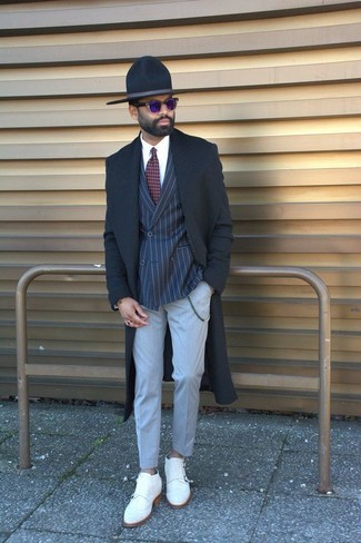 Comment porter un blazer à rayures verticales bleu et rouge quand il fait froid