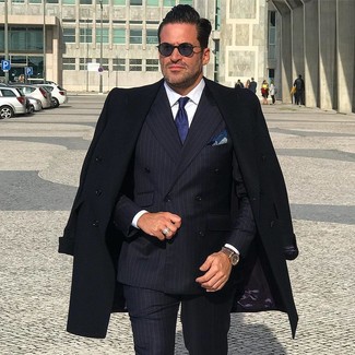 Comment porter un blazer à rayures verticales bleu et rouge quand il fait froid