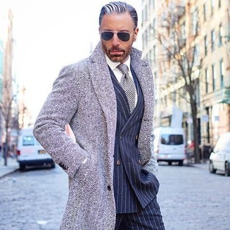 Comment porter un blazer à rayures verticales bleu et rouge quand il fait froid