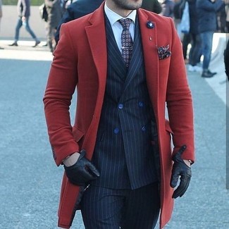 Comment porter un blazer à rayures verticales bleu et rouge quand il fait froid