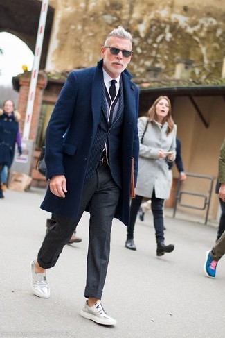 Comment porter un blazer à rayures verticales bleu et rouge quand il fait froid