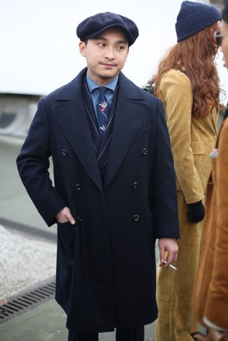 Comment porter un blazer à rayures verticales bleu et rouge quand il fait froid