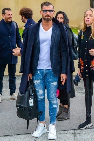 Comment porter un blazer à rayures verticales bleu et rouge quand il fait froid