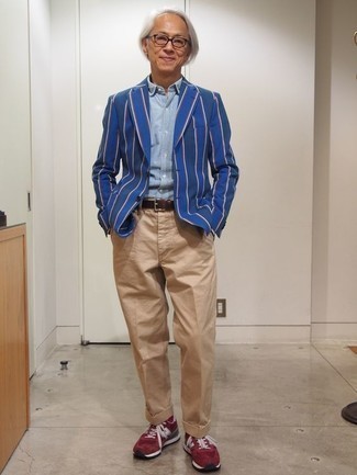 Comment porter un blazer à rayures verticales bleu et rouge pour un style decontractés