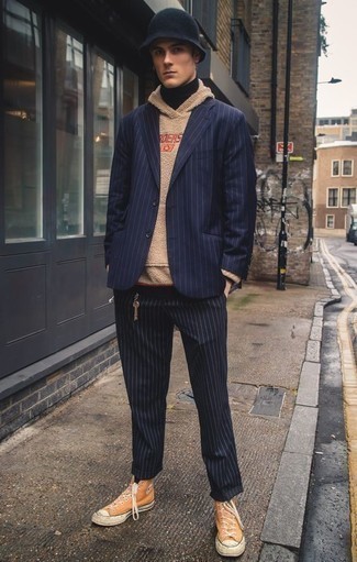 Comment porter un blazer à rayures verticales bleu et rouge pour un style decontractés