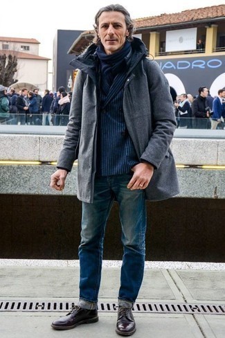 Comment porter un blazer à rayures verticales bleu et rouge quand il fait froid