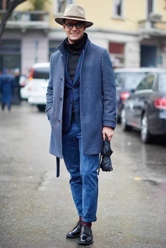 Comment porter un blazer à rayures verticales bleu et rouge quand il fait froid