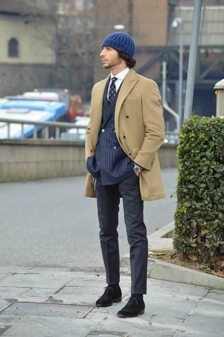 Comment porter un blazer à rayures verticales bleu et rouge quand il fait froid