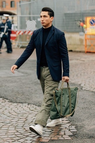 Comment porter un blazer à rayures verticales bleu et rouge pour un style decontractés