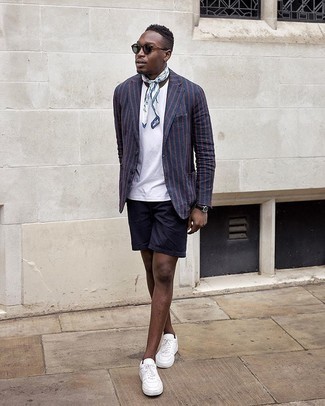 Comment porter un blazer à rayures verticales bleu et rouge