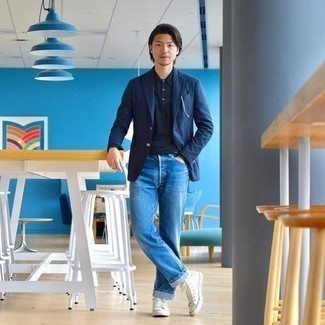 Comment porter un blazer à rayures verticales bleu et rouge pour un style decontractés