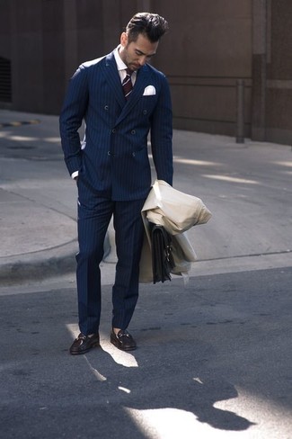 Comment porter un blazer à rayures verticales bleu et rouge