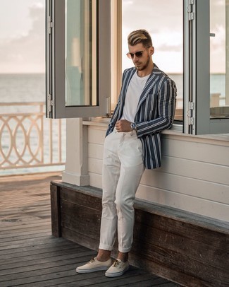 Comment porter un blazer à rayures verticales bleu et rouge pour un style decontractés