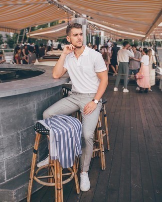 Comment porter un blazer à rayures verticales bleu et rouge pour un style decontractés