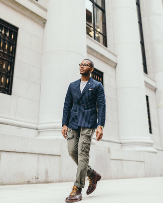 Comment porter un blazer à rayures verticales bleu et rouge pour un style decontractés