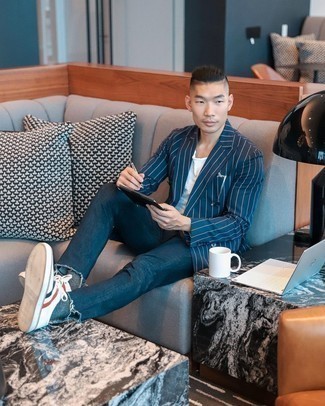 Comment porter un blazer à rayures verticales bleu et rouge pour un style decontractés