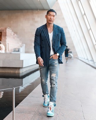Comment porter un blazer à rayures verticales bleu et rouge pour un style decontractés