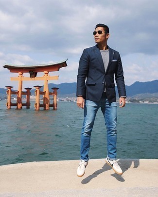 Comment porter un blazer à rayures verticales bleu et rouge pour un style decontractés