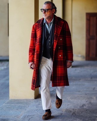 Comment porter un blazer à rayures verticales bleu et rouge quand il fait froid