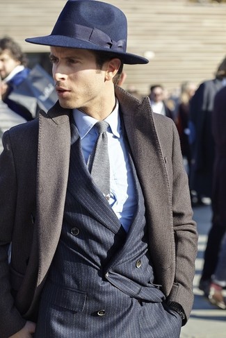 Comment porter un blazer à rayures verticales bleu et rouge quand il fait froid