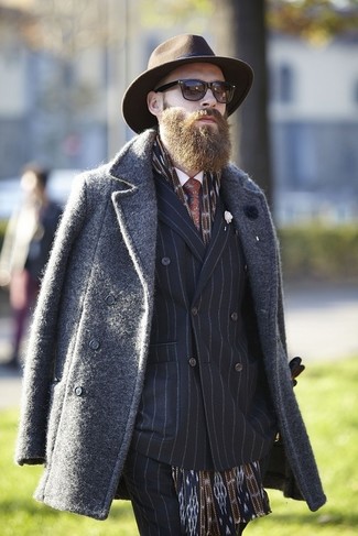 Comment porter un blazer à rayures verticales bleu et rouge quand il fait froid