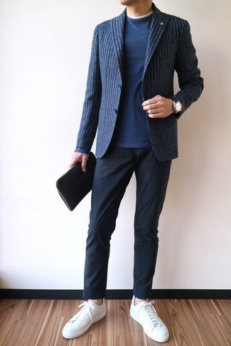 Comment porter un blazer à rayures verticales bleu et rouge pour un style decontractés