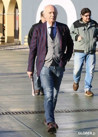 Comment porter un blazer à rayures verticales bleu et rouge