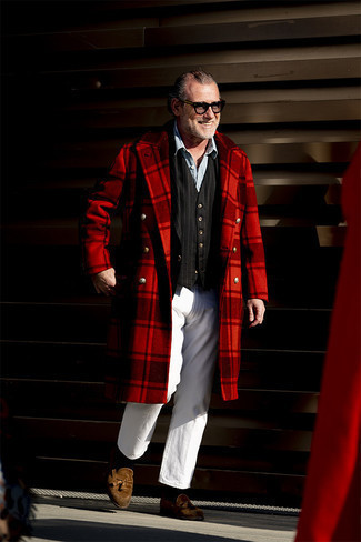 Comment porter un blazer à rayures verticales bleu et rouge quand il fait froid