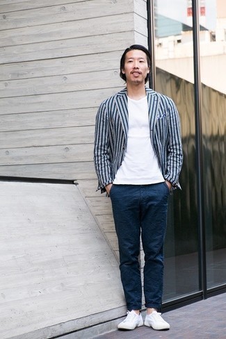 Comment porter un blazer à rayures verticales bleu et rouge pour un style decontractés