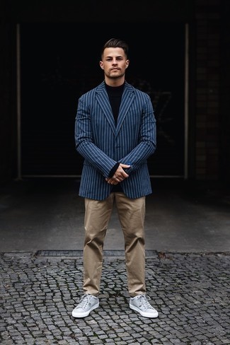 Comment porter un blazer à rayures verticales bleu et rouge pour un style decontractés