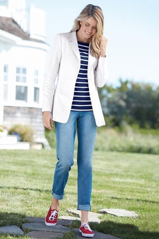 Comment porter un pull à col rond à rayures horizontales bleu marine et blanc