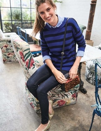 Comment porter un pull à col rond à rayures horizontales bleu marine et blanc