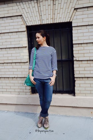 Comment porter un pull à col rond à rayures horizontales bleu marine et blanc