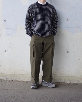 Comment porter un pull à col rond imprimé bleu marine et blanc