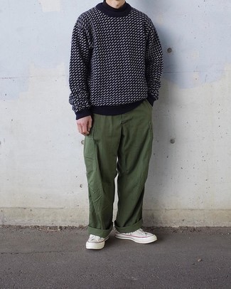 Comment porter un pull à col rond imprimé bleu marine et blanc au printemps