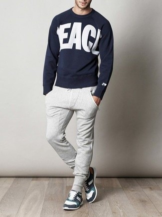 Comment porter un pull à col rond imprimé bleu marine et blanc