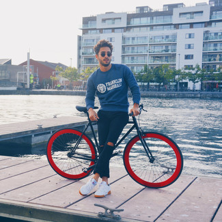 Comment porter un pull à col rond imprimé bleu marine et blanc
