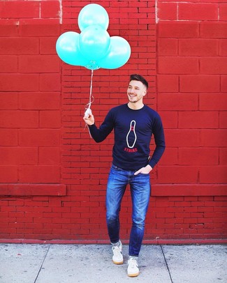 Comment porter un pull à col rond imprimé bleu marine et blanc au printemps