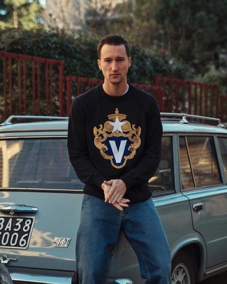Comment porter un pull à col rond imprimé bleu marine et blanc au printemps