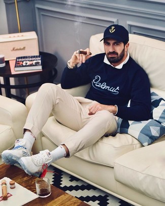 Comment porter un pull à col rond imprimé bleu marine et blanc au printemps