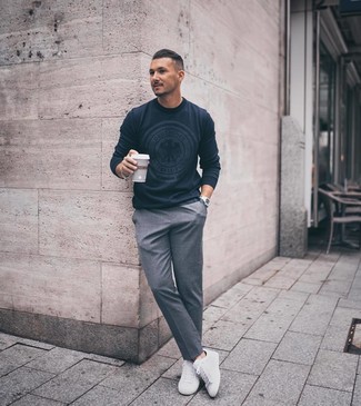 Comment porter un pull à col rond imprimé bleu marine et blanc au printemps
