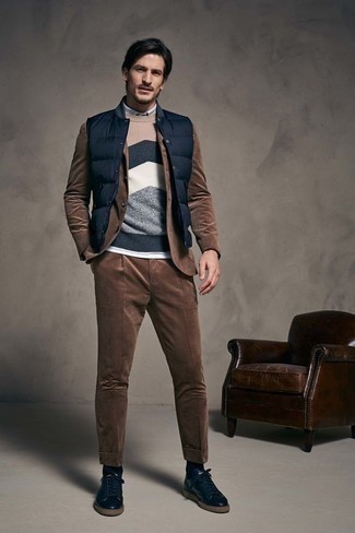 Comment porter un pull à col rond imprimé bleu marine et blanc